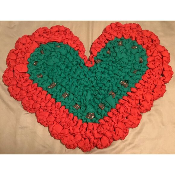 Handmade Heart-Shaped Woven Rug Red Green Accents Festive Bow Trim Christmas - Picture 5 of 8